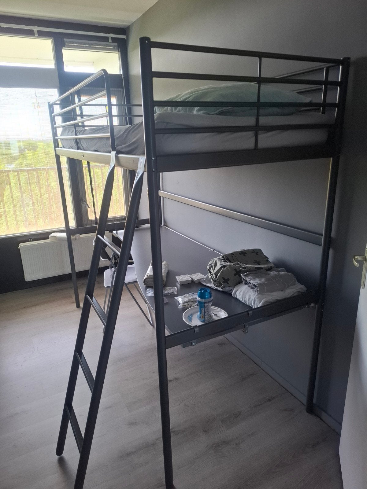 Hoogslaper met bureau - Grijs metaal, Huis en Inrichting, Slaapkamer | Stapelbedden en Hoogslapers, Ophalen, Gebruikt, Eenpersoons