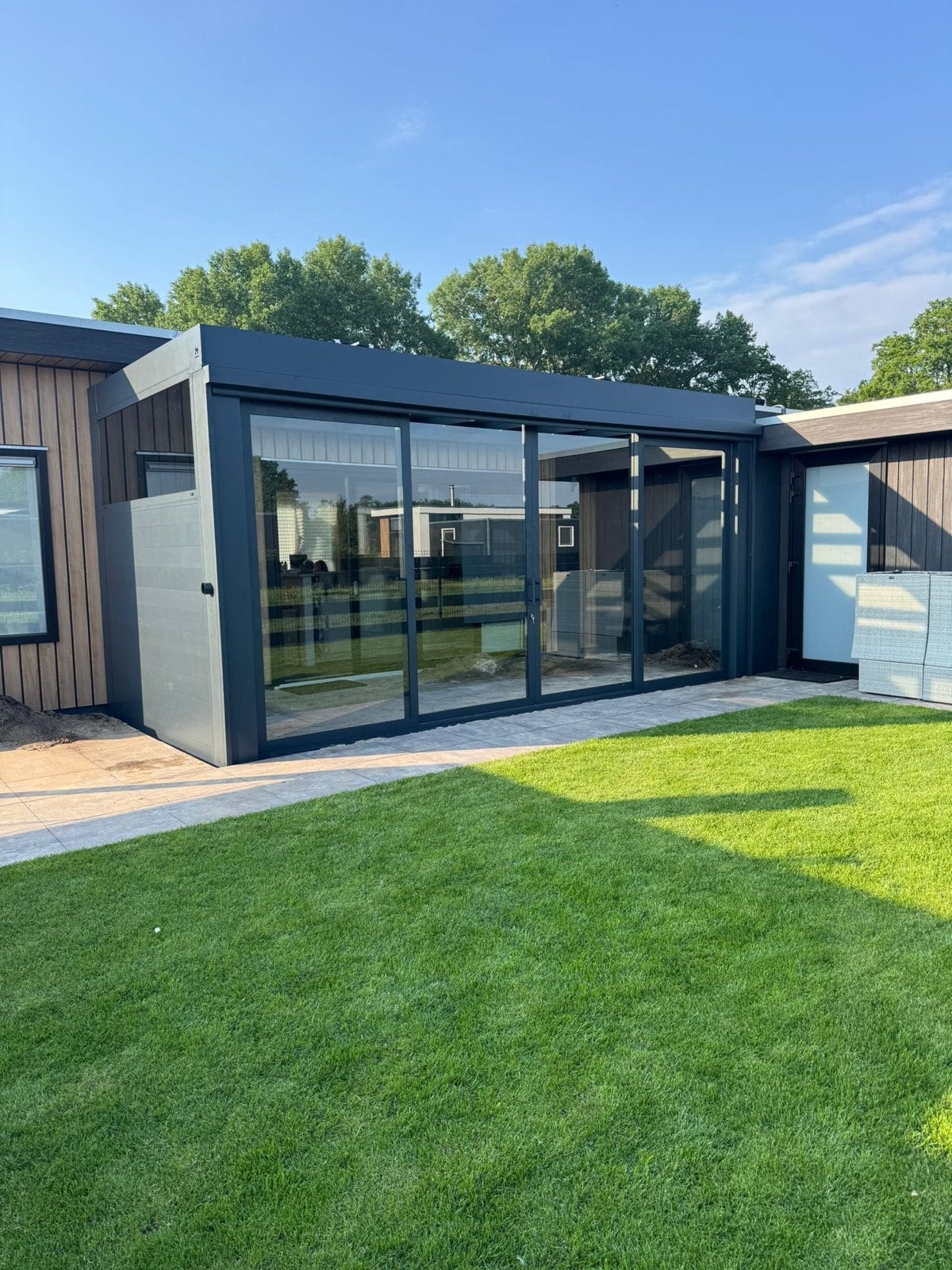 Moderne Veranda met Glazen Schuifwanden en Zonwering, Tuin en Terras, Ophalen, Zo goed als nieuw, Veranda