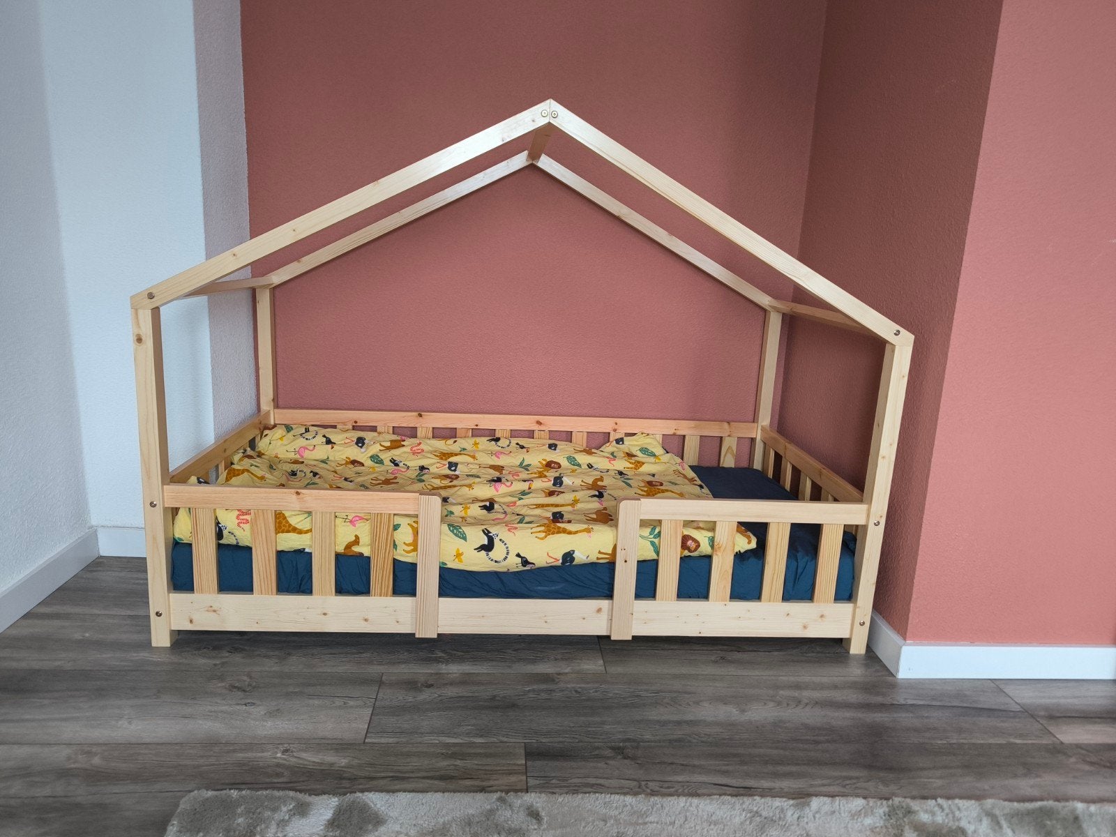 Peuter bedhuisje 80x160 cm met matras, 70 tot 85 cm, 140 tot 160 cm, Zo goed als nieuw, Ophalen