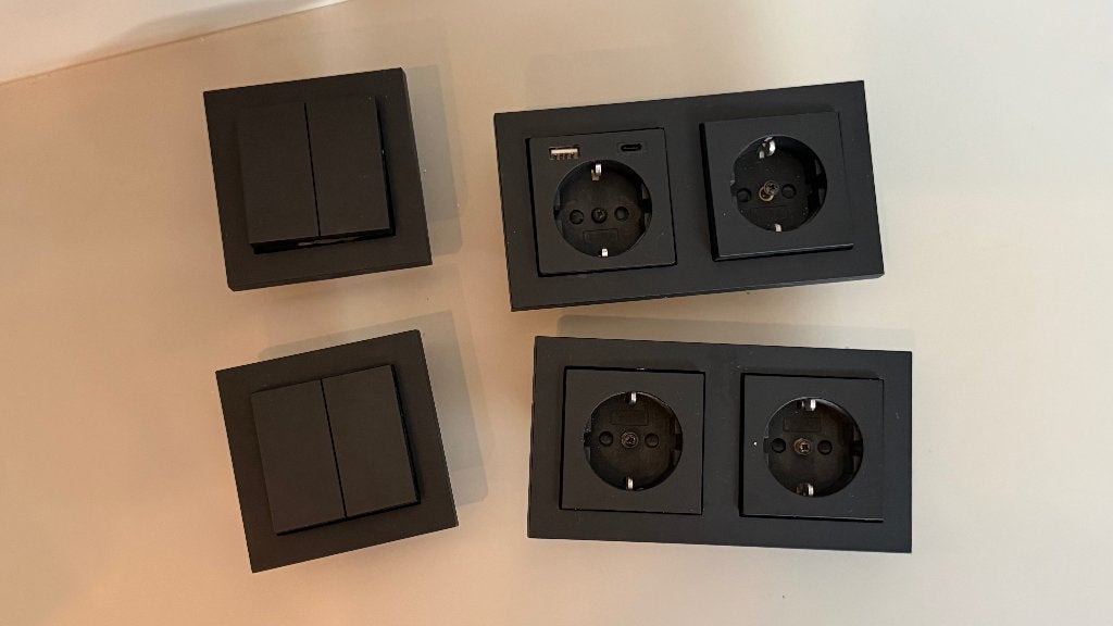 Gira inbouw stopcontacten en led dimmers, matzwart, Ophalen of Verzenden, Gebruikt, Gira, Stopcontact