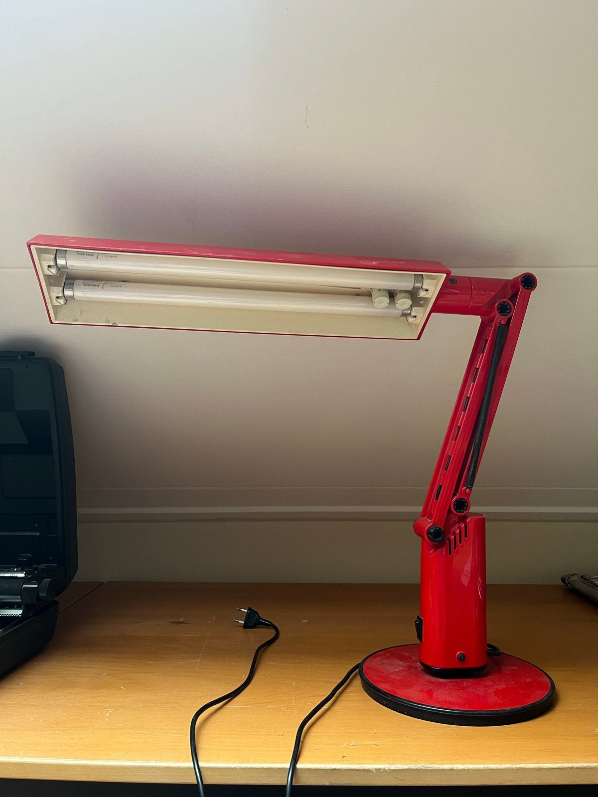 Vintage rode bureaulamp met TL-verlichting, Ophalen, Gebruikt, Metaal, 50 tot 75 cm