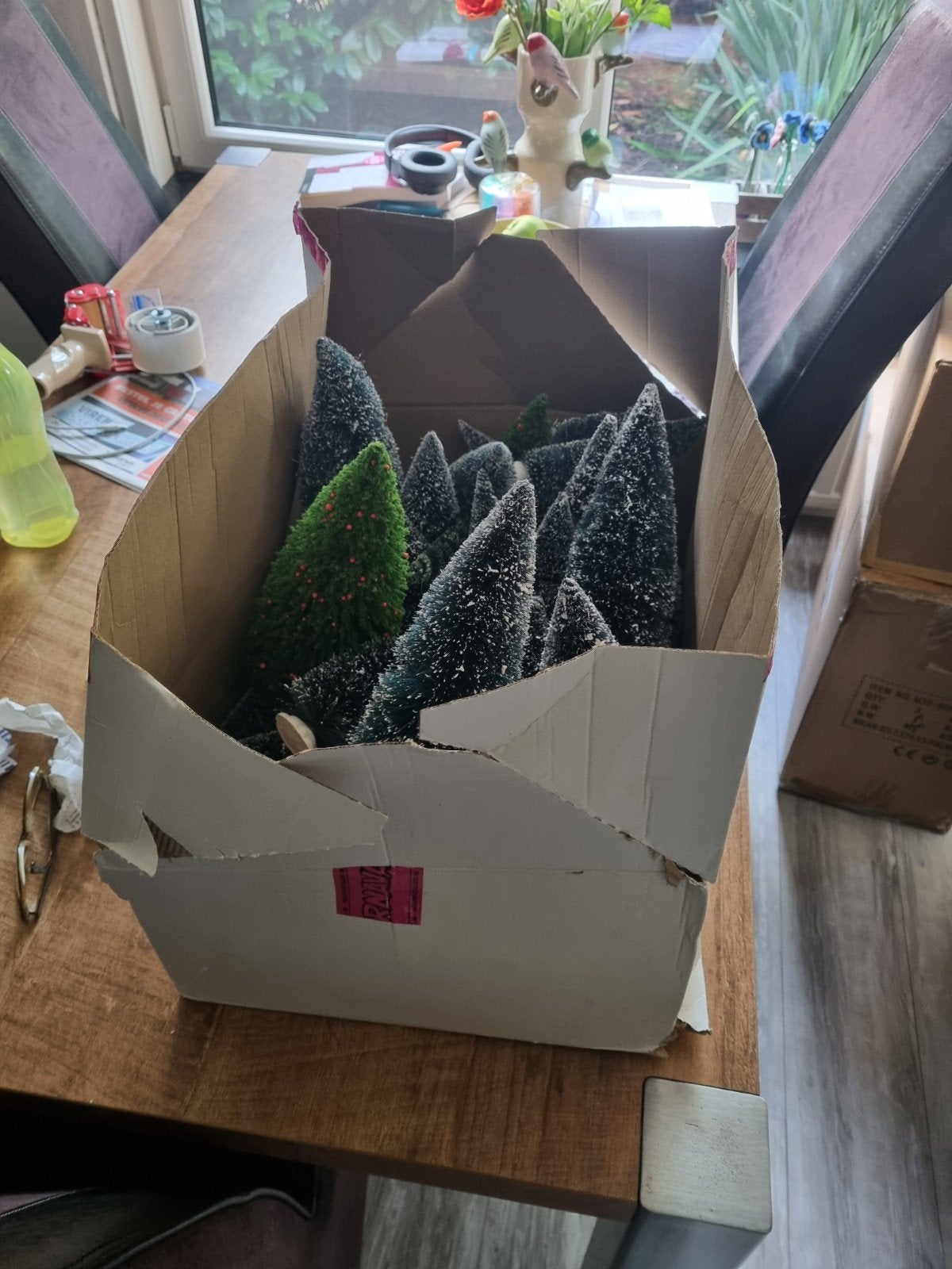 Doos vol met kerstbomen voor kerstdorp, Ophalen, Zo goed als nieuw