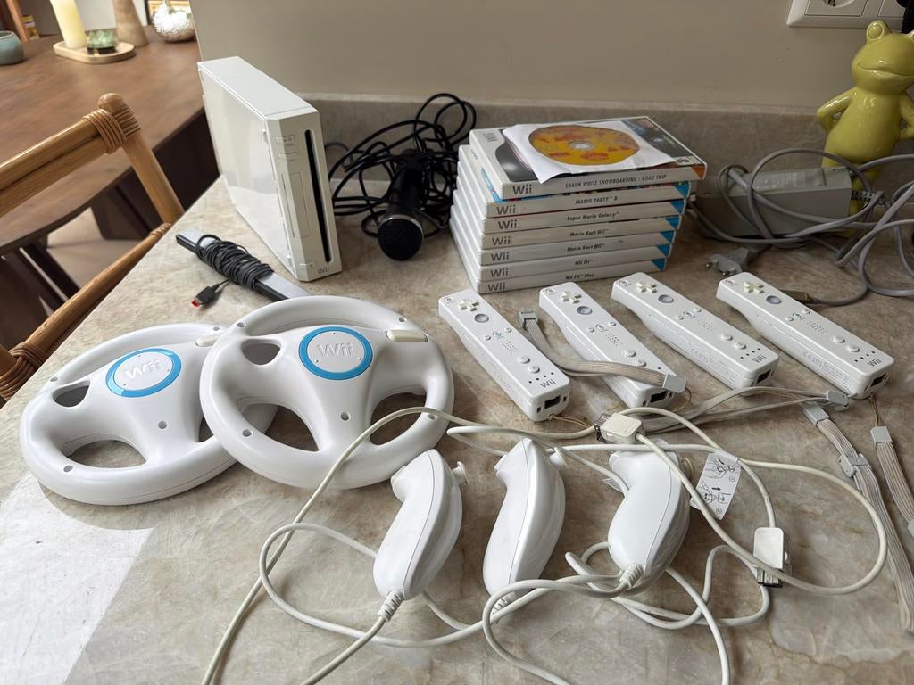 Wii Console Bundel met 4 Controllers, 2 Stuurtjes en Games, Spelcomputers en Games, Spelcomputers | Nintendo Wii, Ophalen of Verzenden