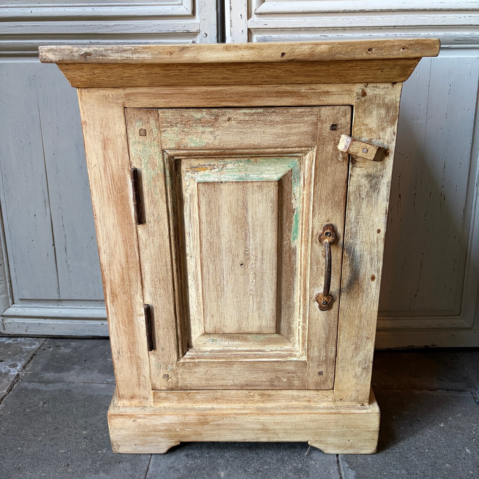 Brocante houten kastje – uniek en doorleefd nachtkastje, Ophalen of Verzenden