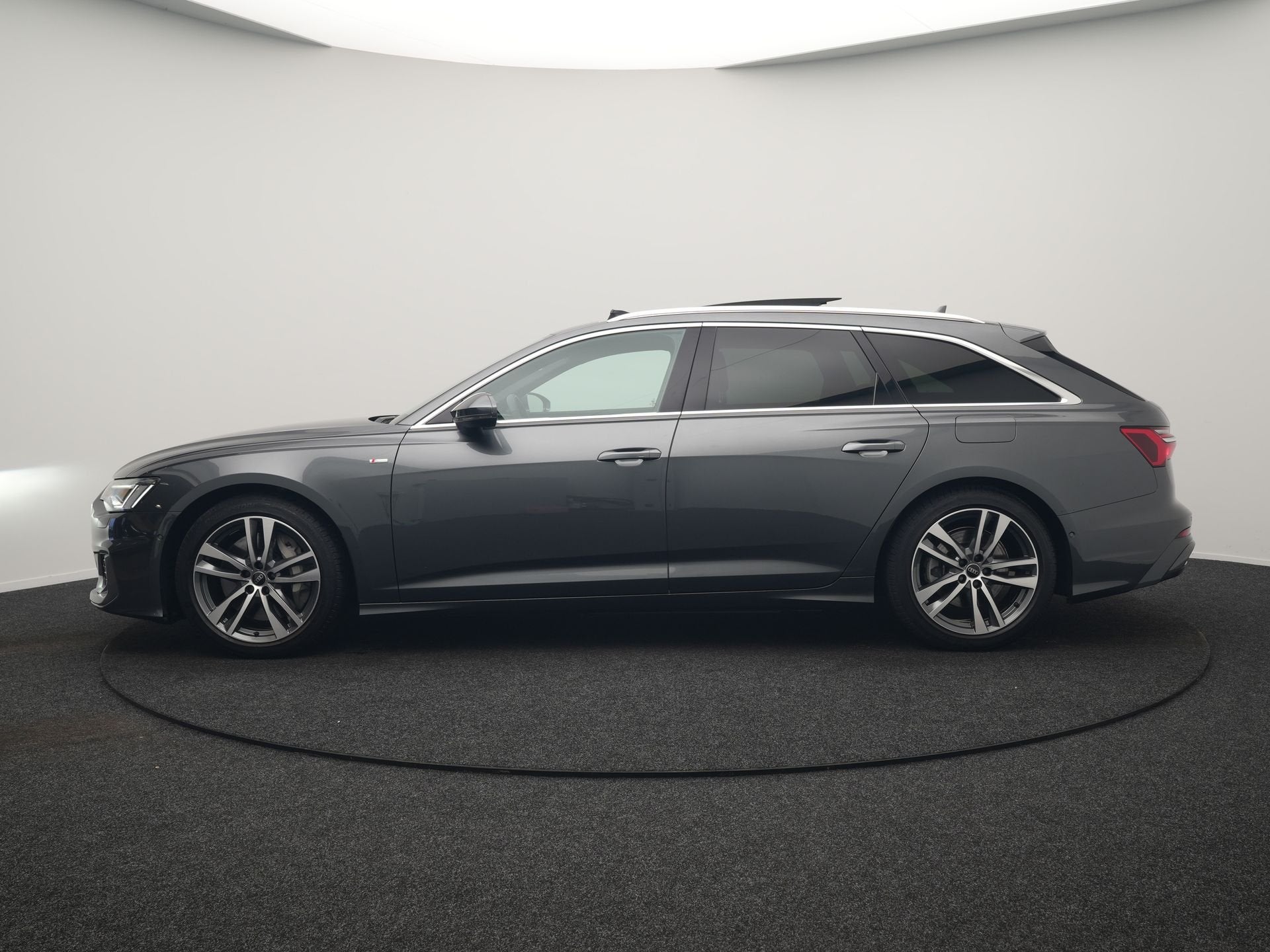 Audi A6 Avant 50 TFSI e quattro S Line PHEV 300pk Dealer O.H, Auto's, Automaat, 77 km/l, Gebruikt, Zwart