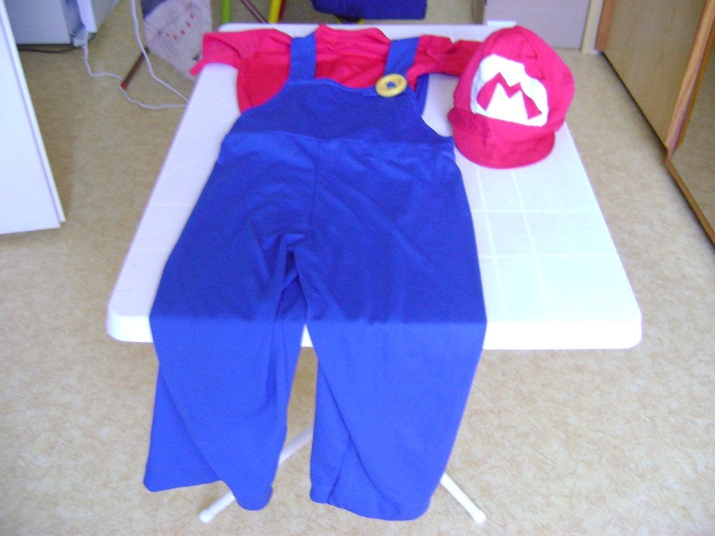 3 del mario pak shirt broek en pet maat 134/140, Kinderen en Baby's, Carnavalskleding en Verkleedspullen, Ophalen of Verzenden