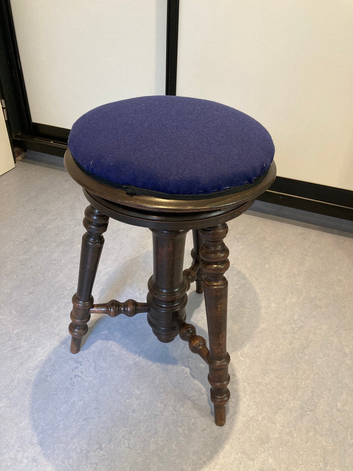 Pianokruk; hout met stof, klassiek, rond, verstelbaar, Ophalen