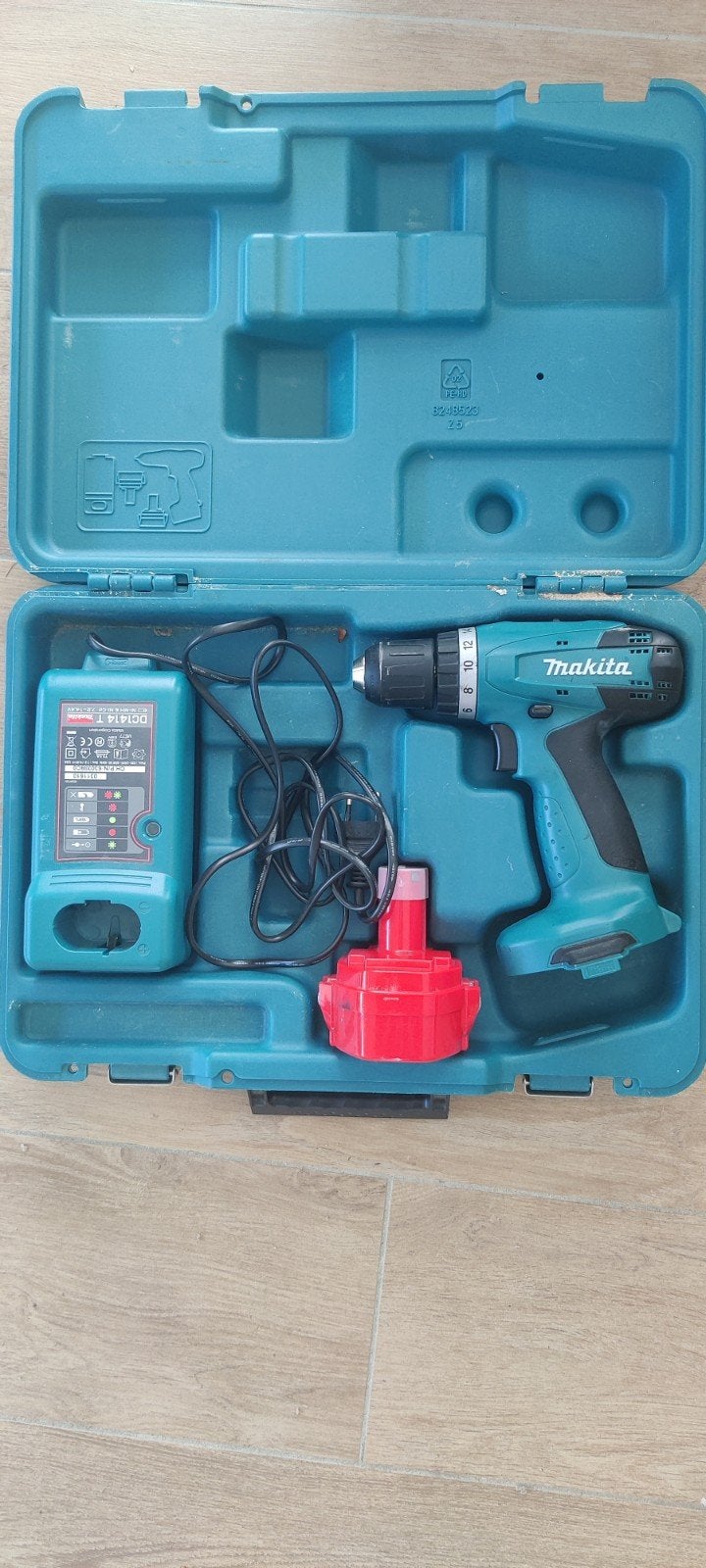 Makita Accuboor 6281D met lader (accu aan vervanging toe), Ophalen, Gebruikt, Variabele snelheid, Boor- en Schroefmachine