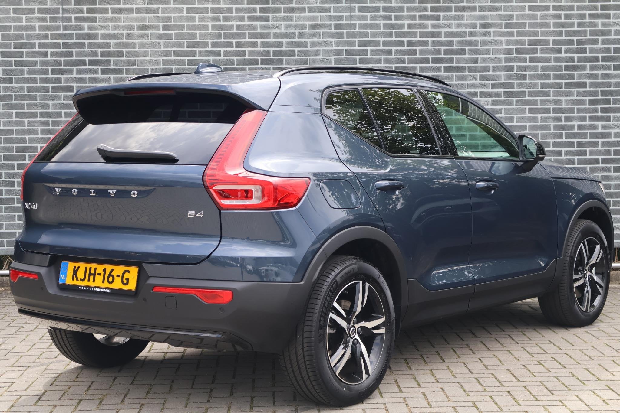 Volvo XC40 2.0 B4 Plus Dark | Trekhaak | Harman Kardon Audio, Auto's, Gebruikt, Euro 6, 4 cilinders, Origineel Nederlands