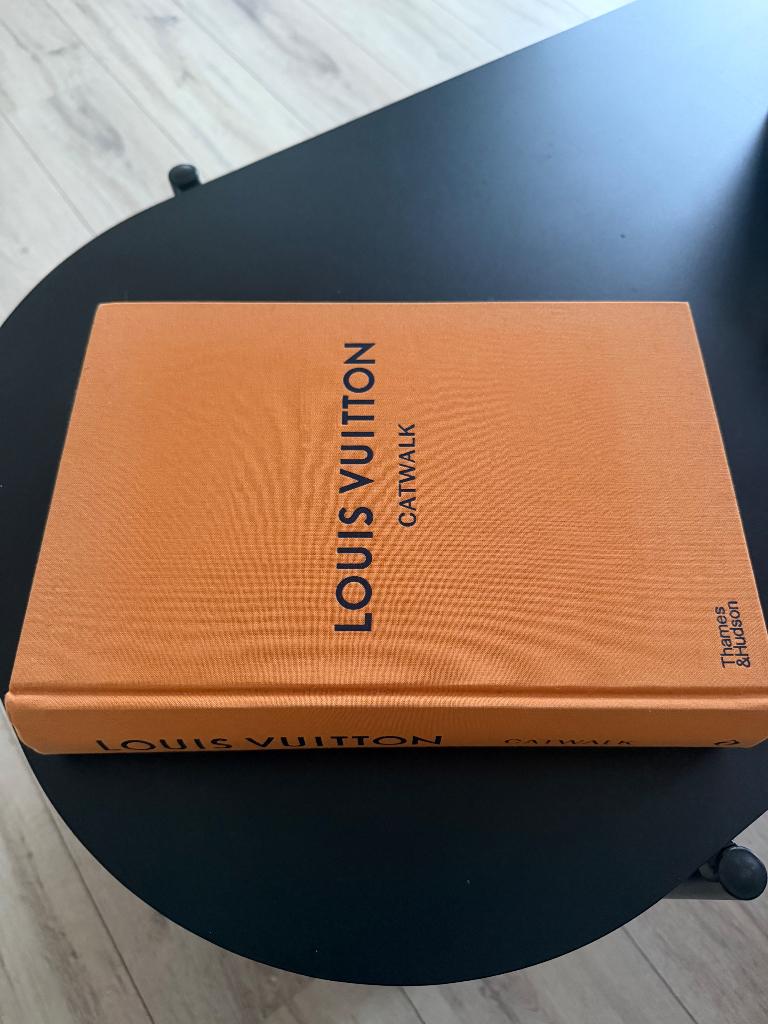 Louis Vuitton side table boek, Verzenden, Zo goed als nieuw, Couturiers