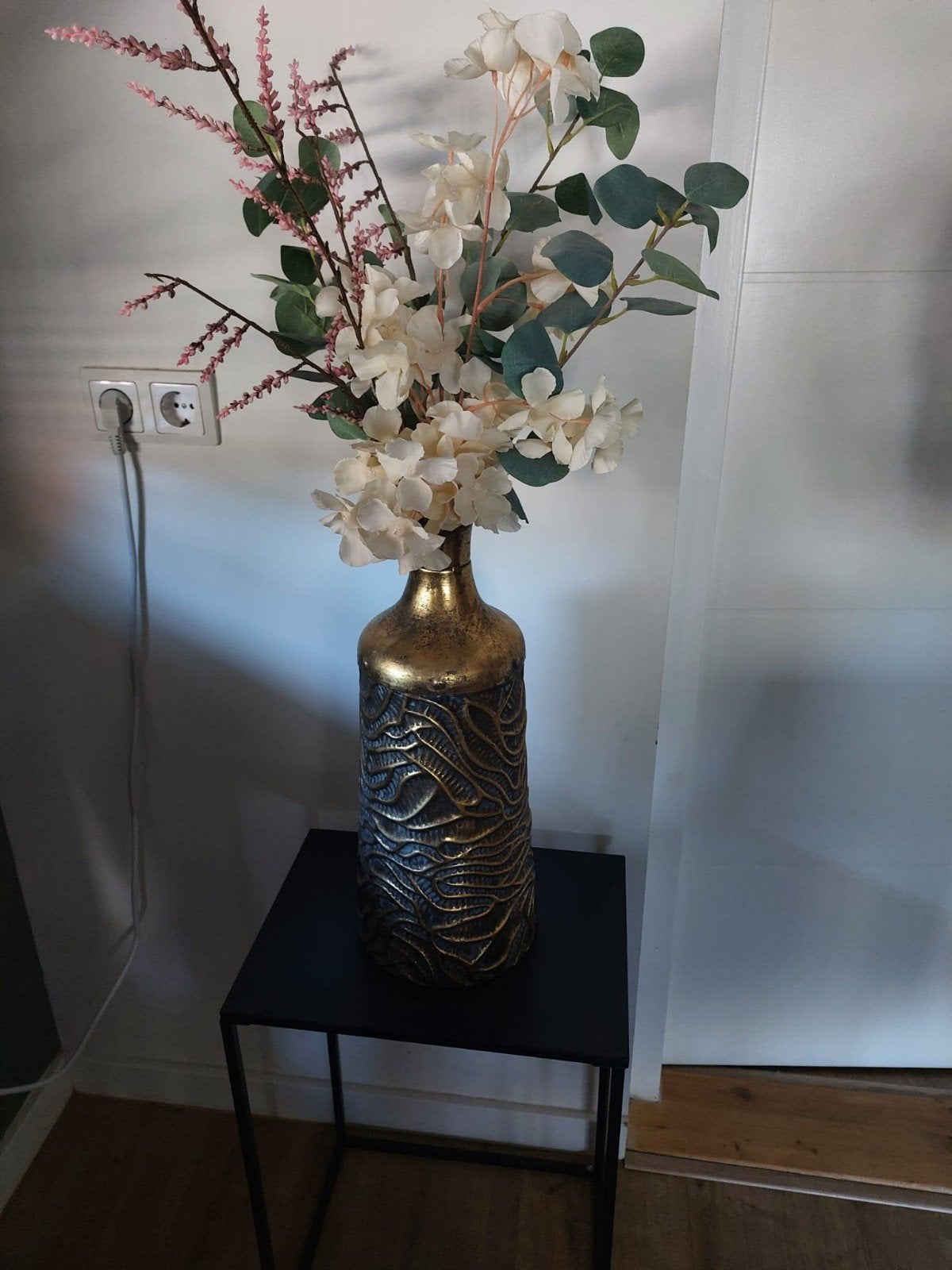 Mooie vaas met bloemen en tafeltje., Ophalen, Gebruikt, Goud