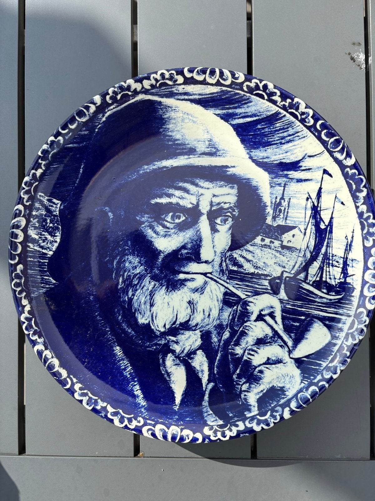 Twee diepblauwe decoratieve borden van Boch, 25 cm, Ophalen