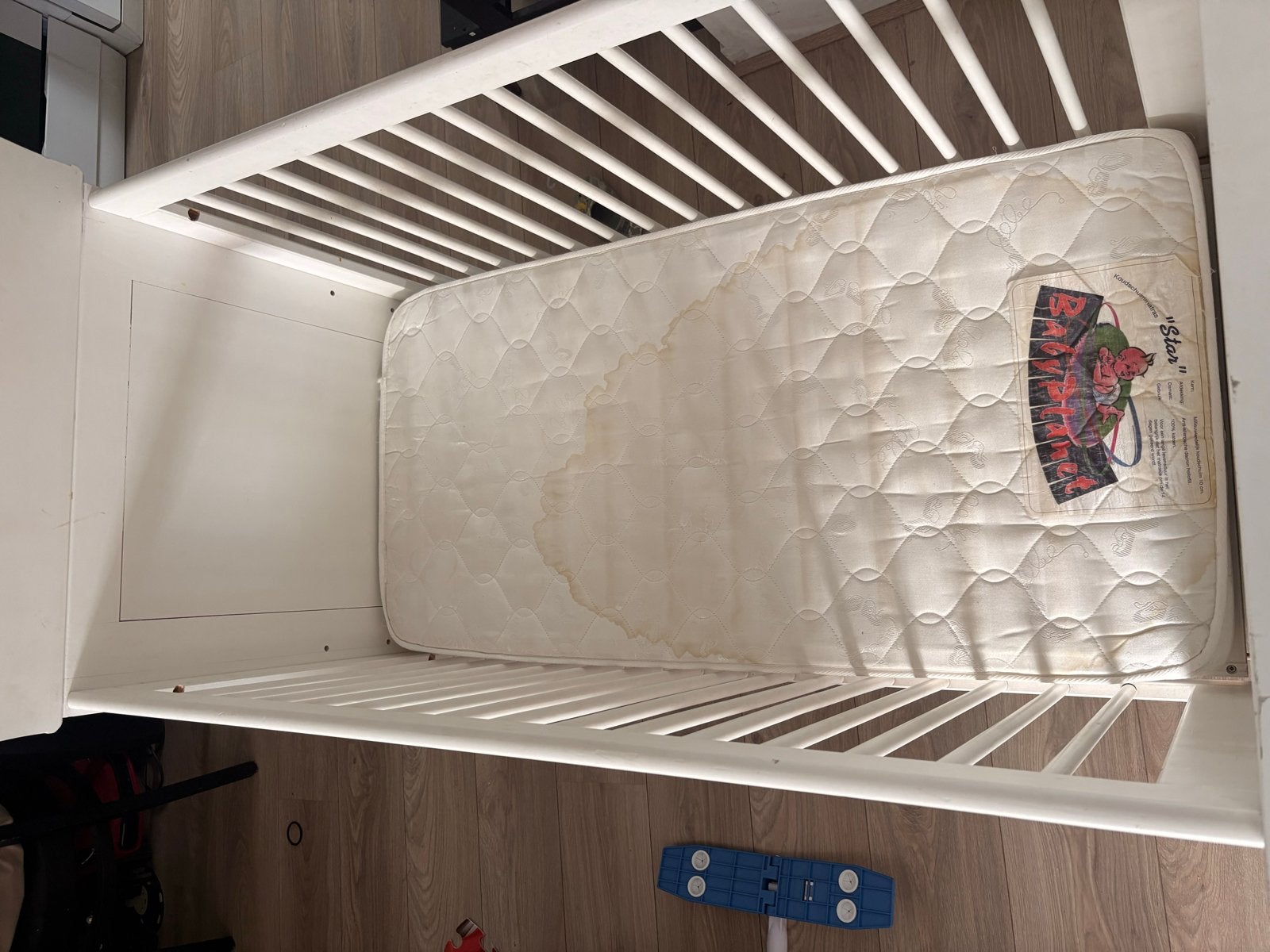 Wit ledikant met matras en kroon-detail, Kinderen en Baby's, Ophalen, Gebruikt, Ledikant