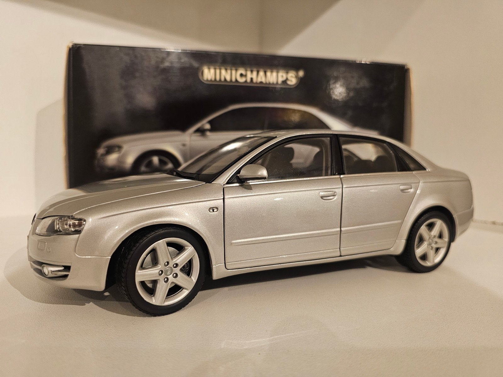MINICHAMPS AUDI A4 SEDAN 1:18 Zilver