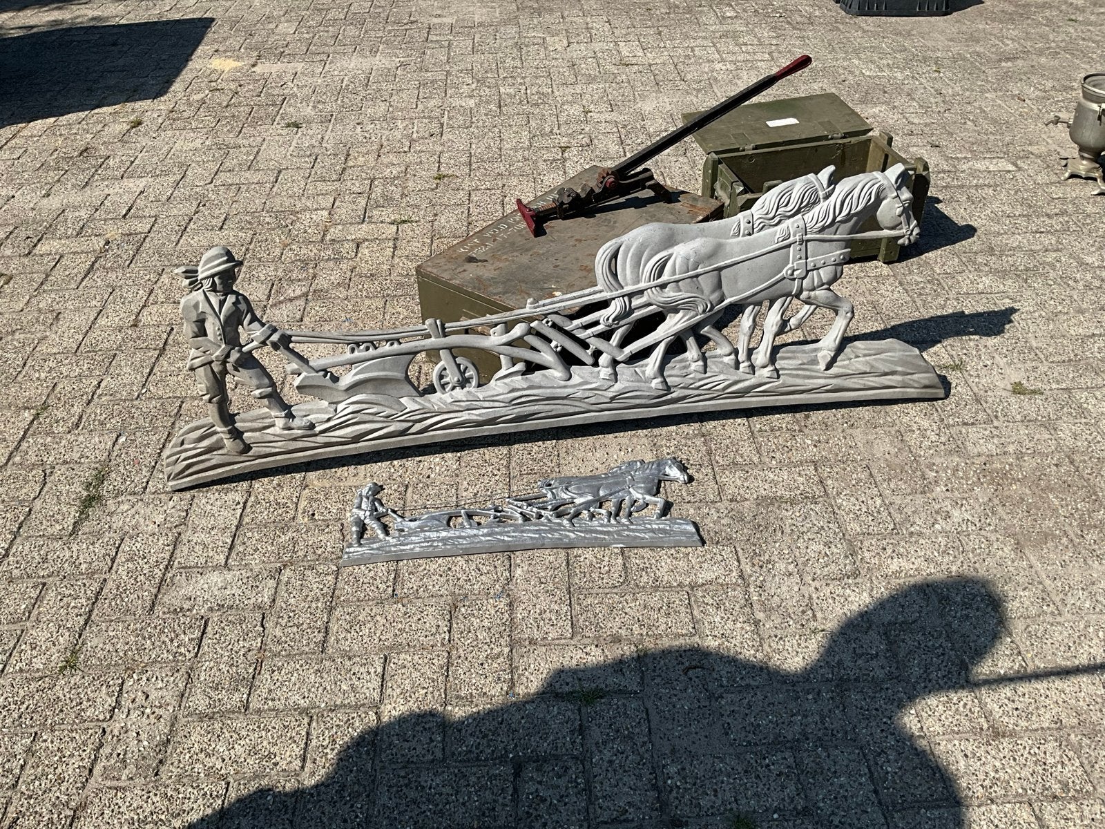Grote en kleine aluminium sculptuur van ploegende boer, Handgemaakt, 1 meter - 2 meter, Scène, Beeld