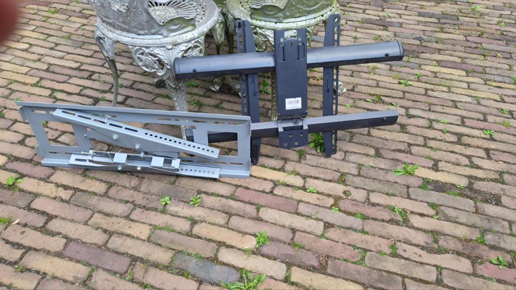 Tv beugels 2 stuks universeel, Ophalen, Dakdrager