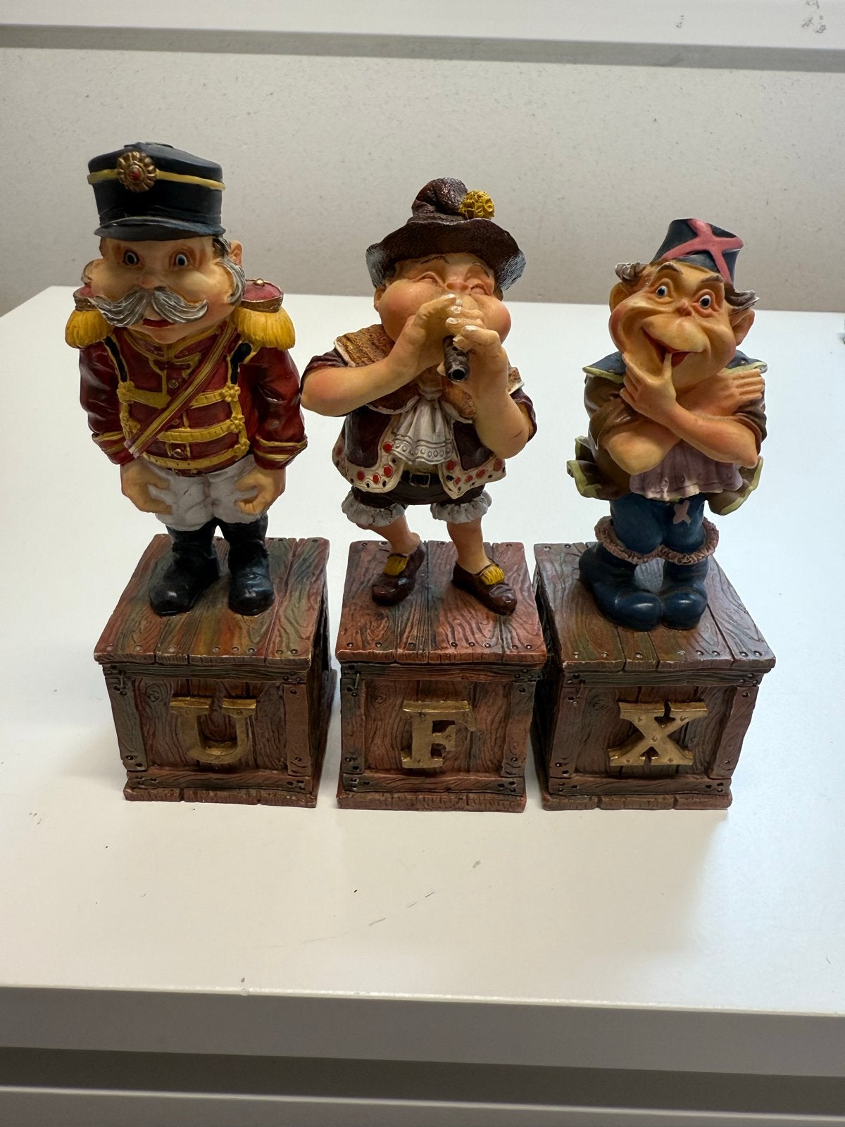 Set van 3 decoratieve figuren op blokken, Verzamelen, Ophalen of Verzenden, Gebruikt, Overige typen