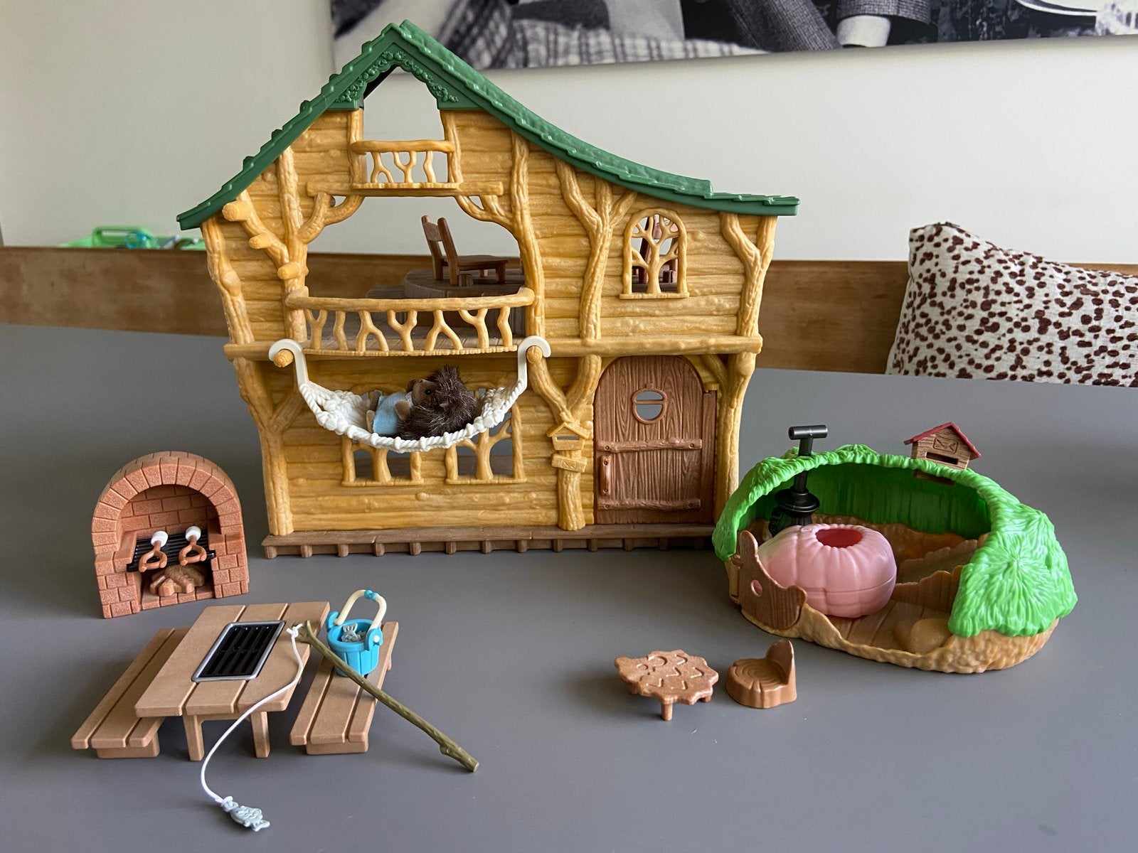 Sylvanian Families Boomhut & Egelhuisje met accessoires, Ophalen of Verzenden, Zo goed als nieuw, Jongen of Meisje