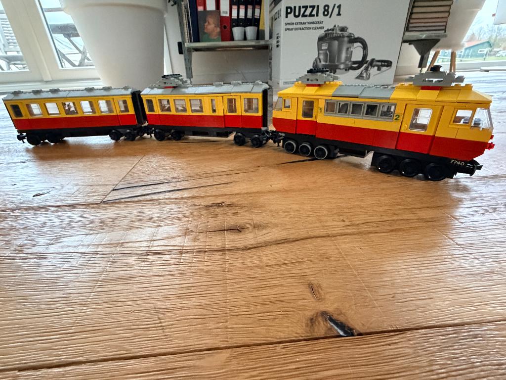 Lego 7740 trein locomotief en 2 rijtuigen met werkende motor, Ophalen, Zo goed als nieuw