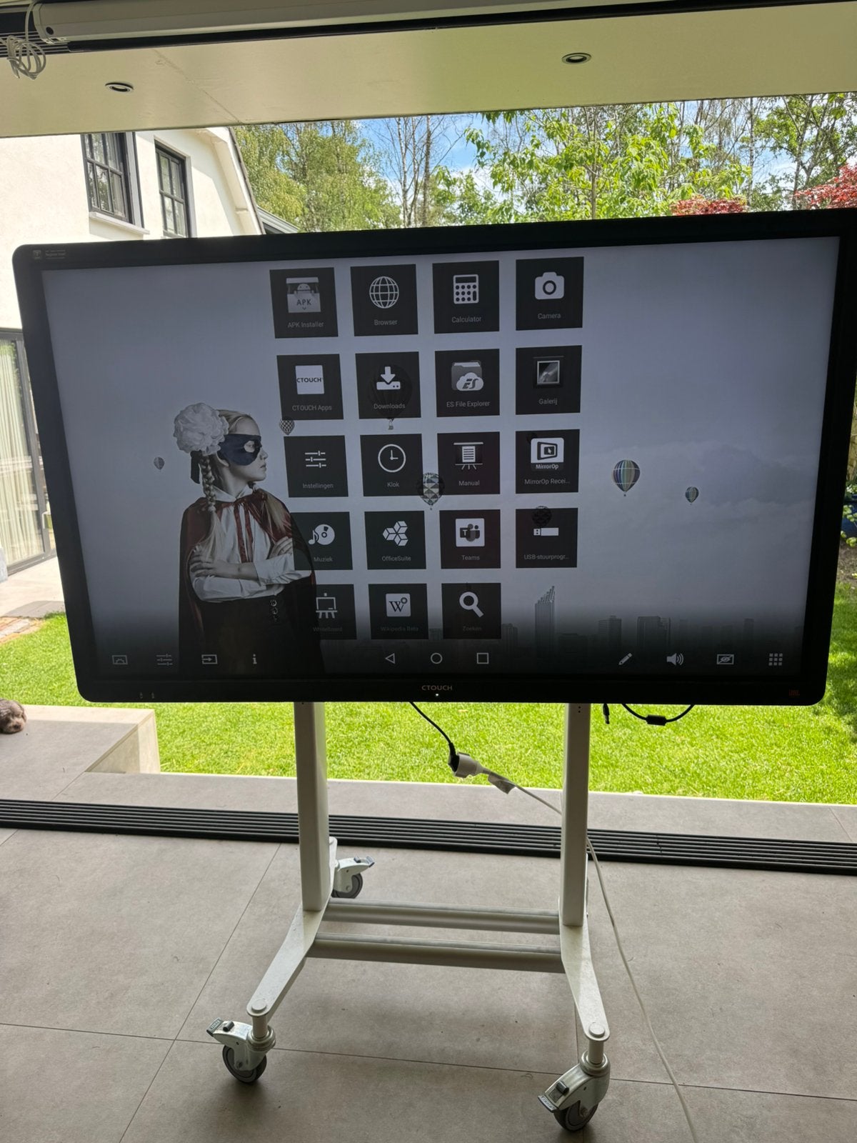 CTOUCH 65” 4K Touchscreen + Audipack Verrijdbare Lift, Ophalen, Zo goed als nieuw