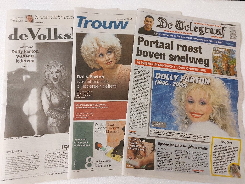 Dolly Parton set van 3 kranten 26 augustus 2026, Dolly Parton, Ophalen of Verzenden, NvT, Boek, Tijdschrift of Artikel