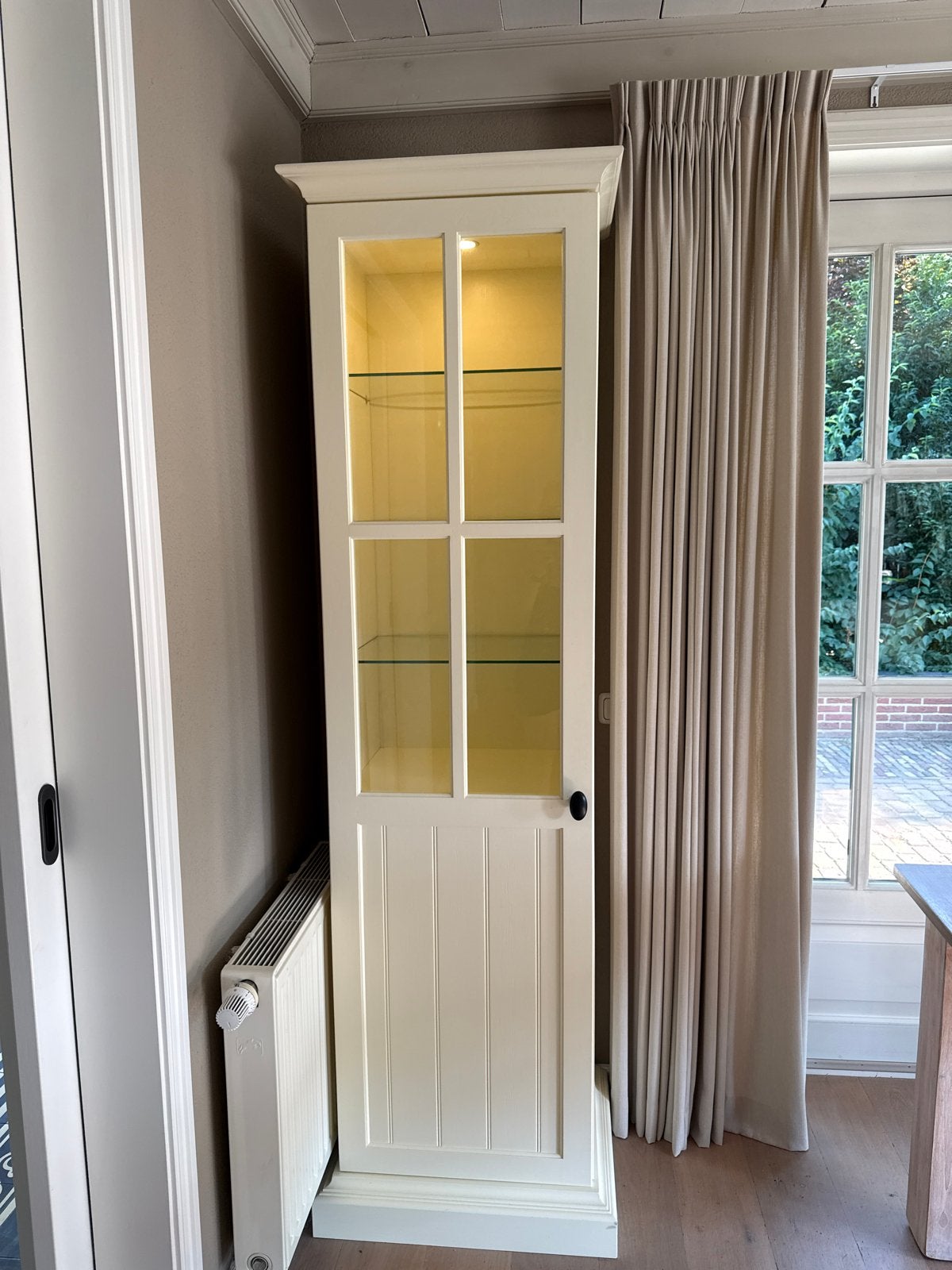 Slanke vitrinekast met glazen planken en dimbare verlichting, Ophalen, Gebruikt, 200 cm of meer, 50 tot 100 cm
