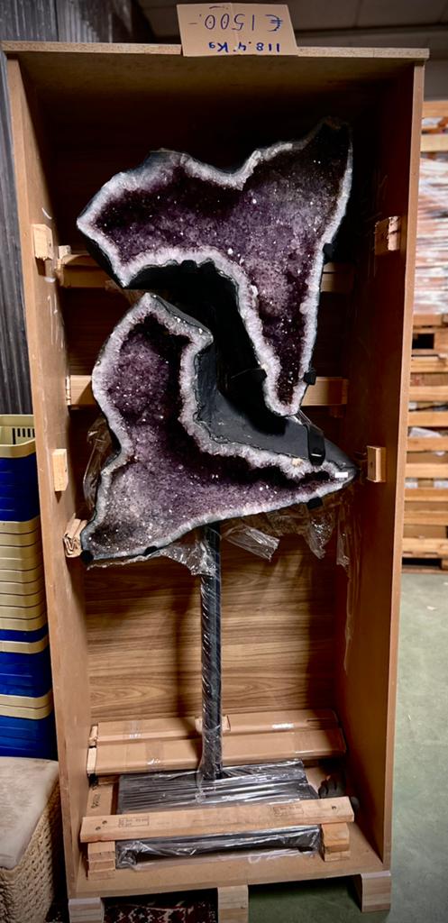 Grote amethist geodes op standaard amethist vleugels, Ophalen, Mineraal