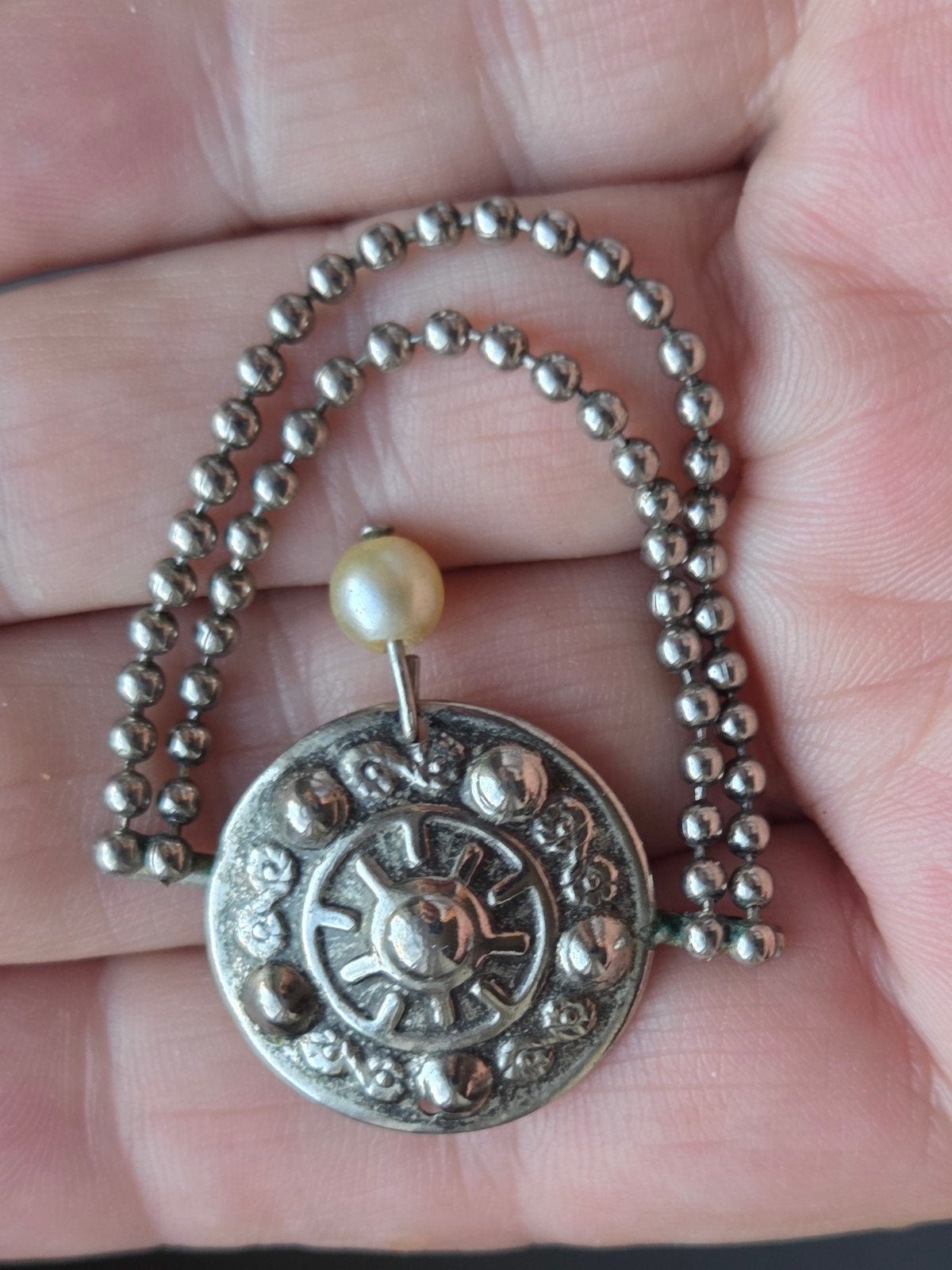 Vintage speld met parel en ketting, Ophalen of Verzenden, Gebruikt, Overige onderwerpen, Speldje of Pin