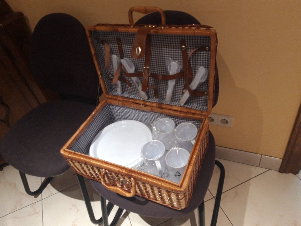 Plastic bekers, plastic borden, plastic bestek (tupperware), Met bestek, Wit, Beker of Kan, Nieuw