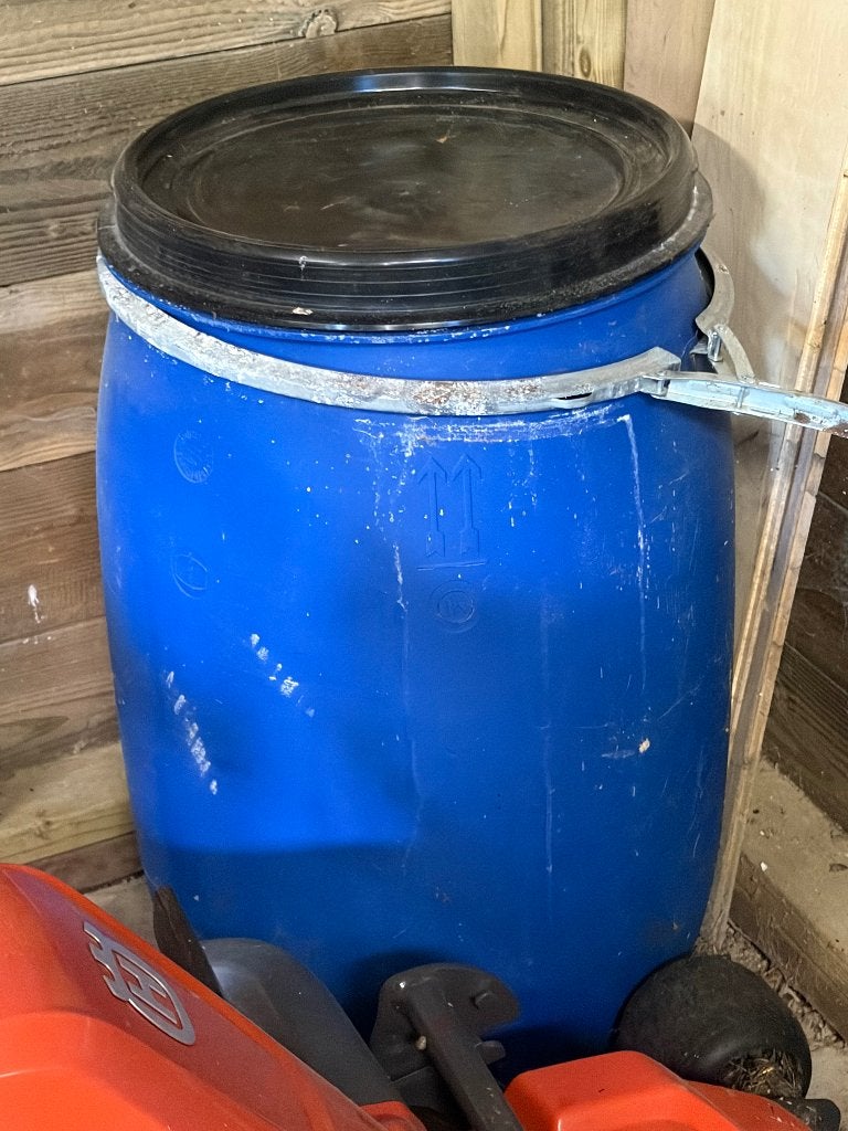 kunststof vat half gevuld met grof zout, Tuin en Terras, Regentonnen, 150 liter of meer, Ophalen, Gebruikt, Kunststof