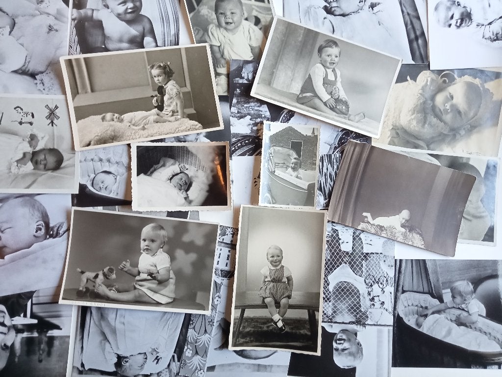 39 Vintage Babyfoto's - en fotokaarten  grotendeels zwartwit, Gebruikt, Foto, Ophalen of Verzenden, 1940 tot 1960