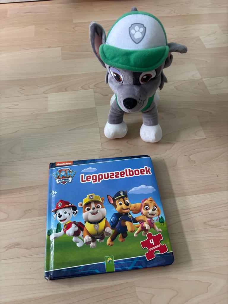 Paw Patrol knuffel, kwartet en 4 puzzels in boek, Ophalen of Verzenden, 10 tot 50 stukjes, Gebruikt, 2 tot 4 jaar