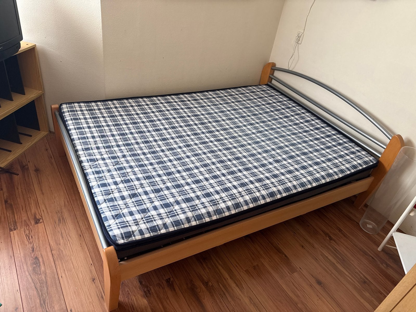 Eenpersoonsbed met matras, hout en metaal, Ophalen, Gebruikt, 90 cm, Eenpersoons