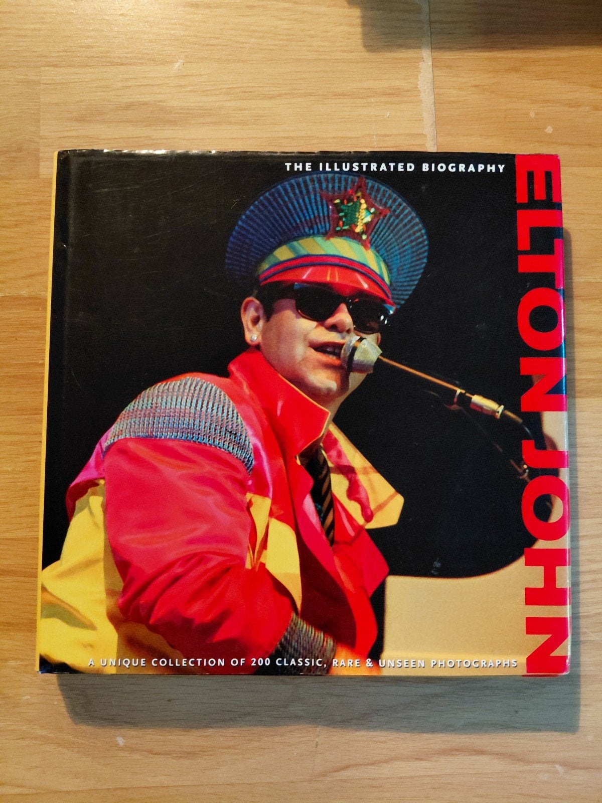 Elton John fotoboek Engelstalig Illustrated Biography, Ophalen of Verzenden, Gelezen