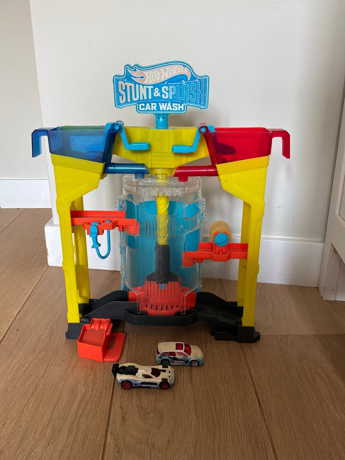 Hot Wheels Stunt & Splash Car Wash met 2 auto's, Ophalen of Verzenden, Gebruikt