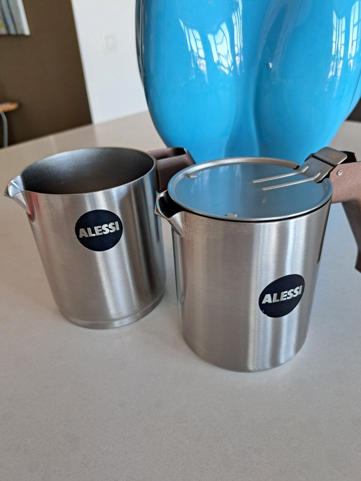 2 Alessi melkkannen voor koffie - Richard Sapper design, Gebruikt, Zilver, Ophalen of Verzenden, Metaal