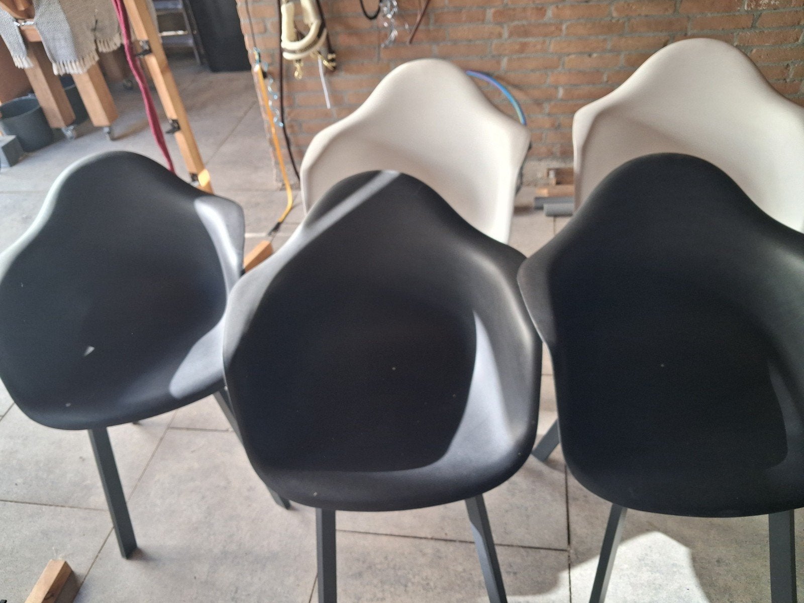 Set van 6 moderne stoelen (3 wit, 3 zwart), Huis en Inrichting, Ophalen, Zwart, Modern, Vijf, Zes of meer stoelen