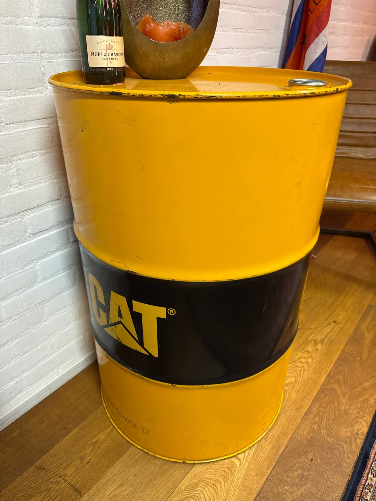Caterpillar olievat met deuken - decoratief en industrieel, Ophalen, Minder dan 55 cm, Gebruikt, Metaal of Aluminium