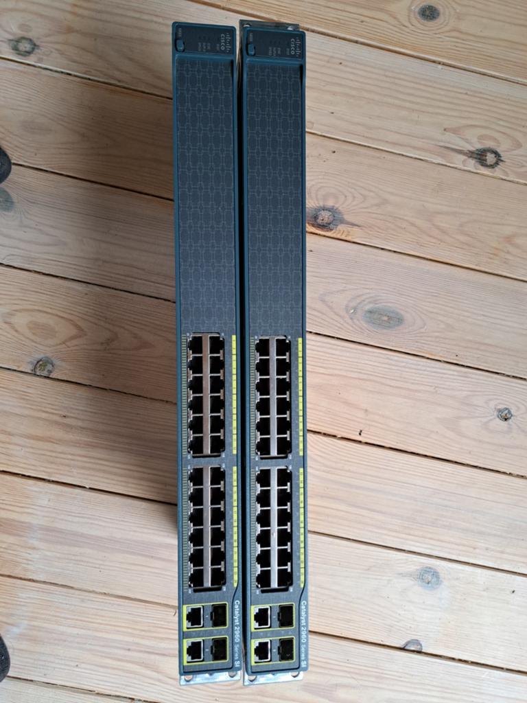 Cisco Catalyst 2960-24TC-S Netwerk Switches (2 stuks), Ophalen of Verzenden, Gebruikt