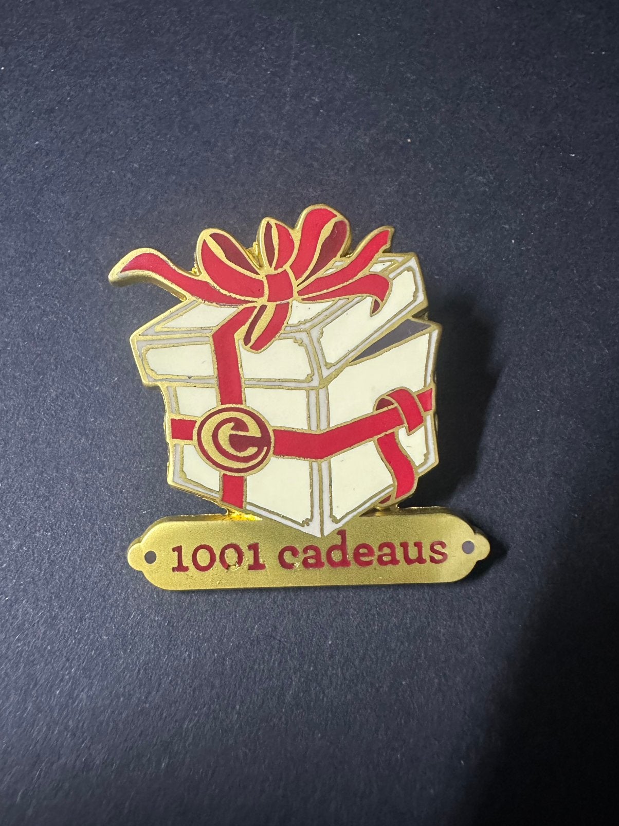 Efteling pin 1001 cadeaus, Ophalen of Verzenden, Zo goed als nieuw, Button of Speldje