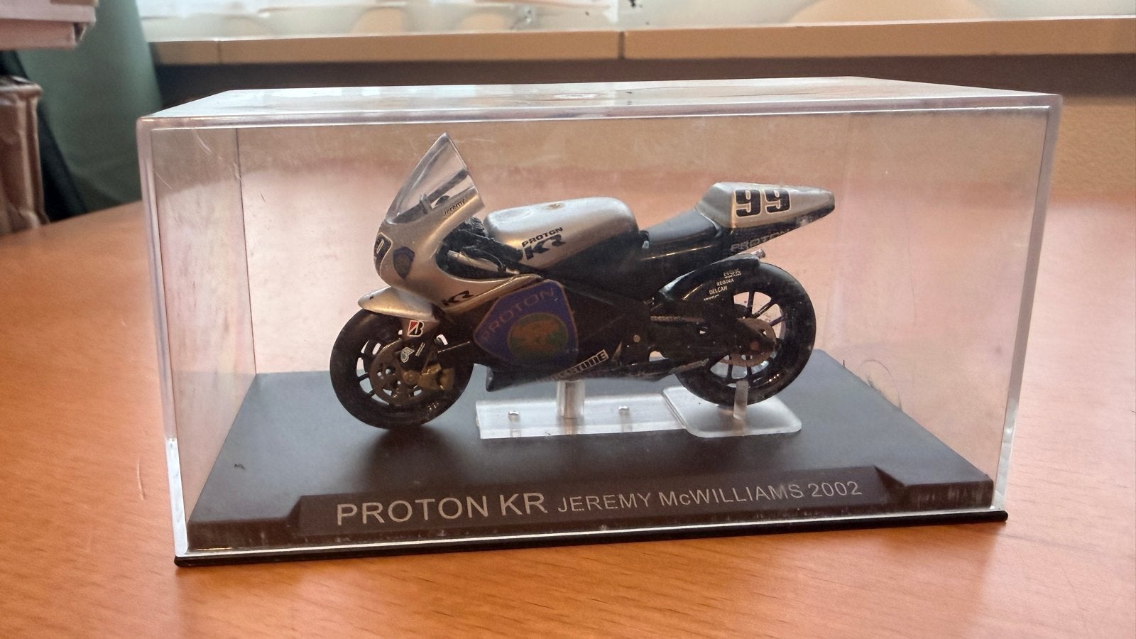 Proton KR Jeremy McWilliams 2002 Schaalmodel 1:24, Ophalen of Verzenden, Zo goed als nieuw, 1:5 t/m 1:8, Motor