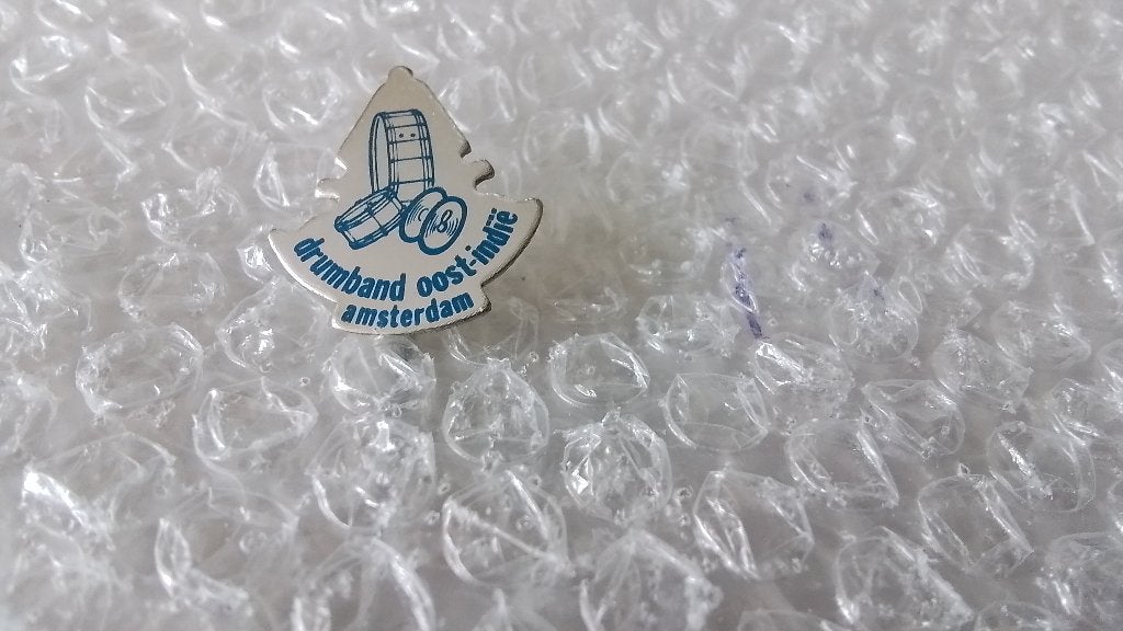 Speldje drumband Oost-indie uit Amsterdam, Verzamelen, Speldjes, Pins en Buttons, Ophalen of Verzenden, Zo goed als nieuw, Overige onderwerpen