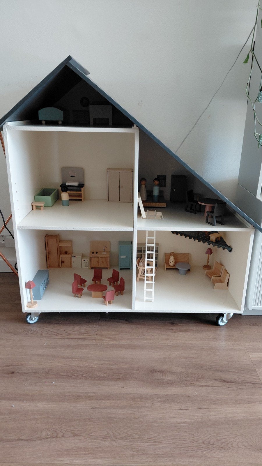Groot houten poppenhuis op wielen met meubeltjes, Ophalen, Gebruikt, Poppenhuis