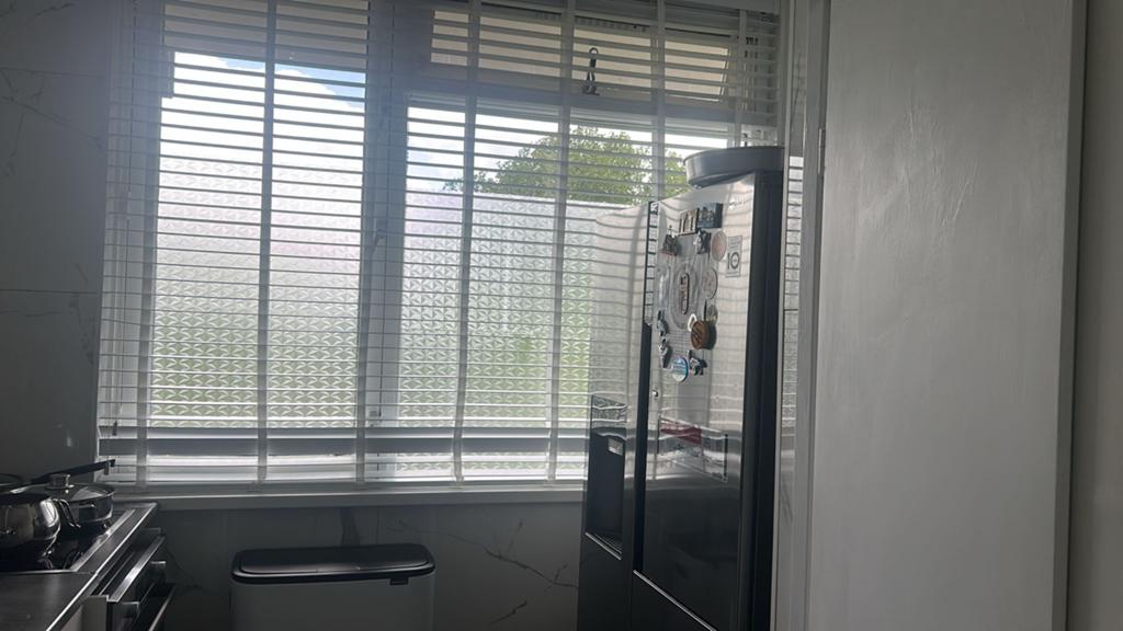 Witte houten jaloezieën / luxaflex – goede staat – €200, Huis en Inrichting, Stoffering | Gordijnen en Lamellen, Gebruikt, 200 cm of meer