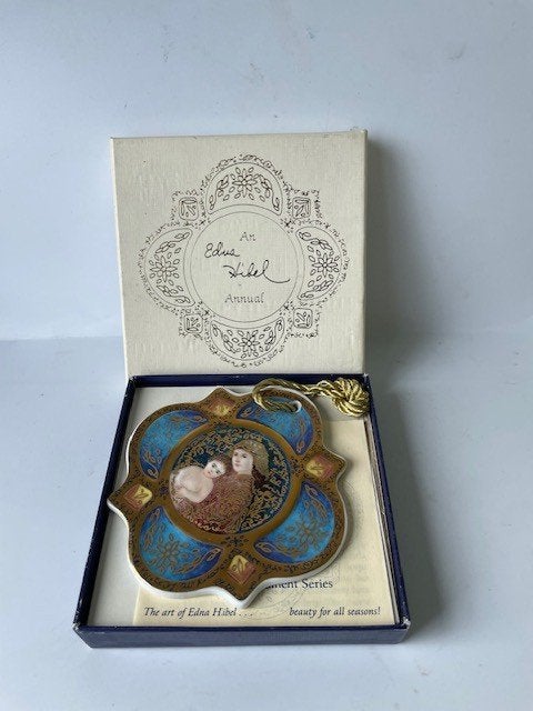 Vintage raam ornament Edna Hibel. Porselein limited edition., Ophalen, Nieuw, Overige typen, Christendom | Katholiek