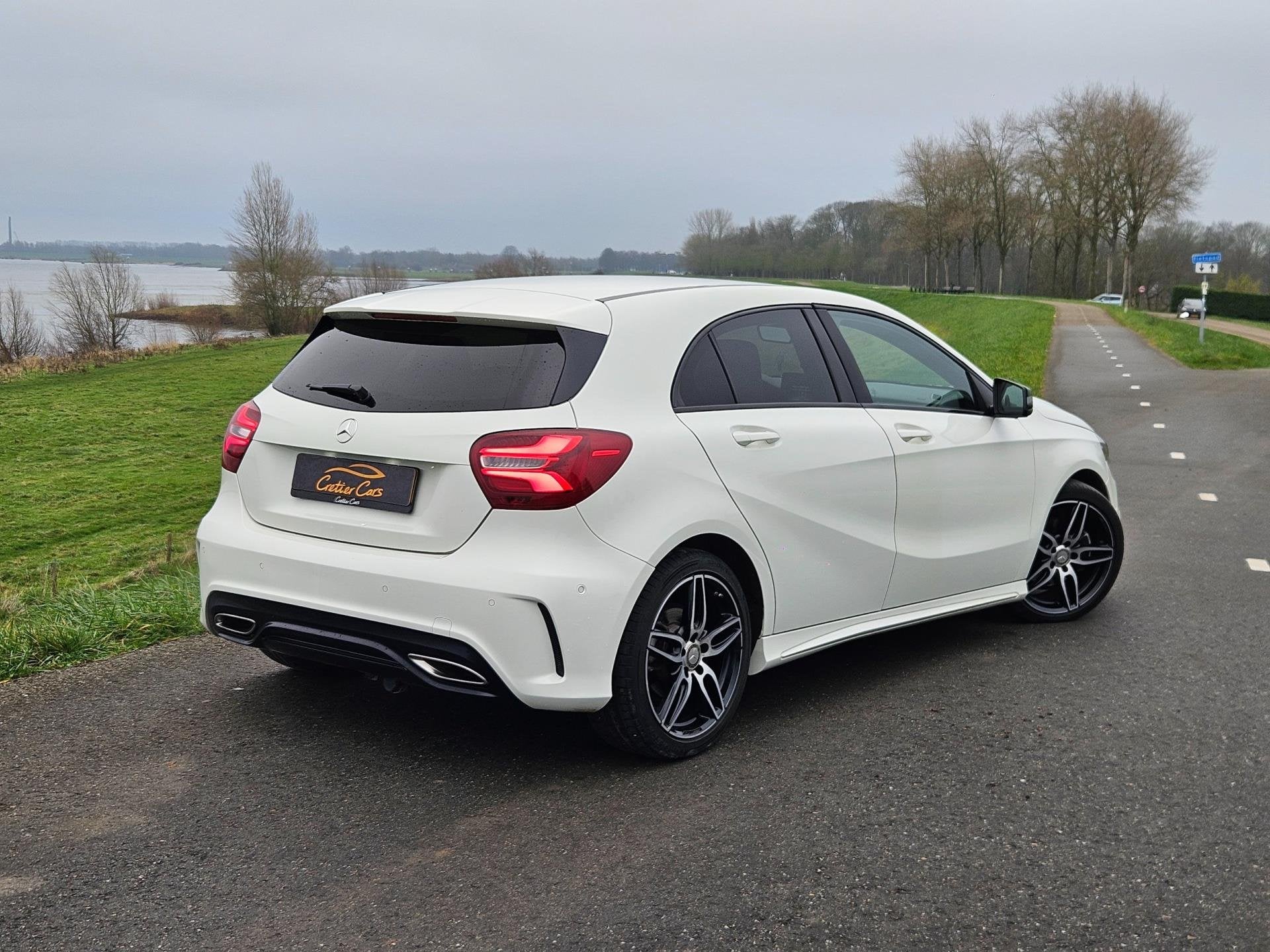 Mercedes-Benz A-klasse 180 AMG Night Edition Plus | NL Auto, Auto's, Gebruikt, 4 cilinders, 19 km/l, Lichtsensor