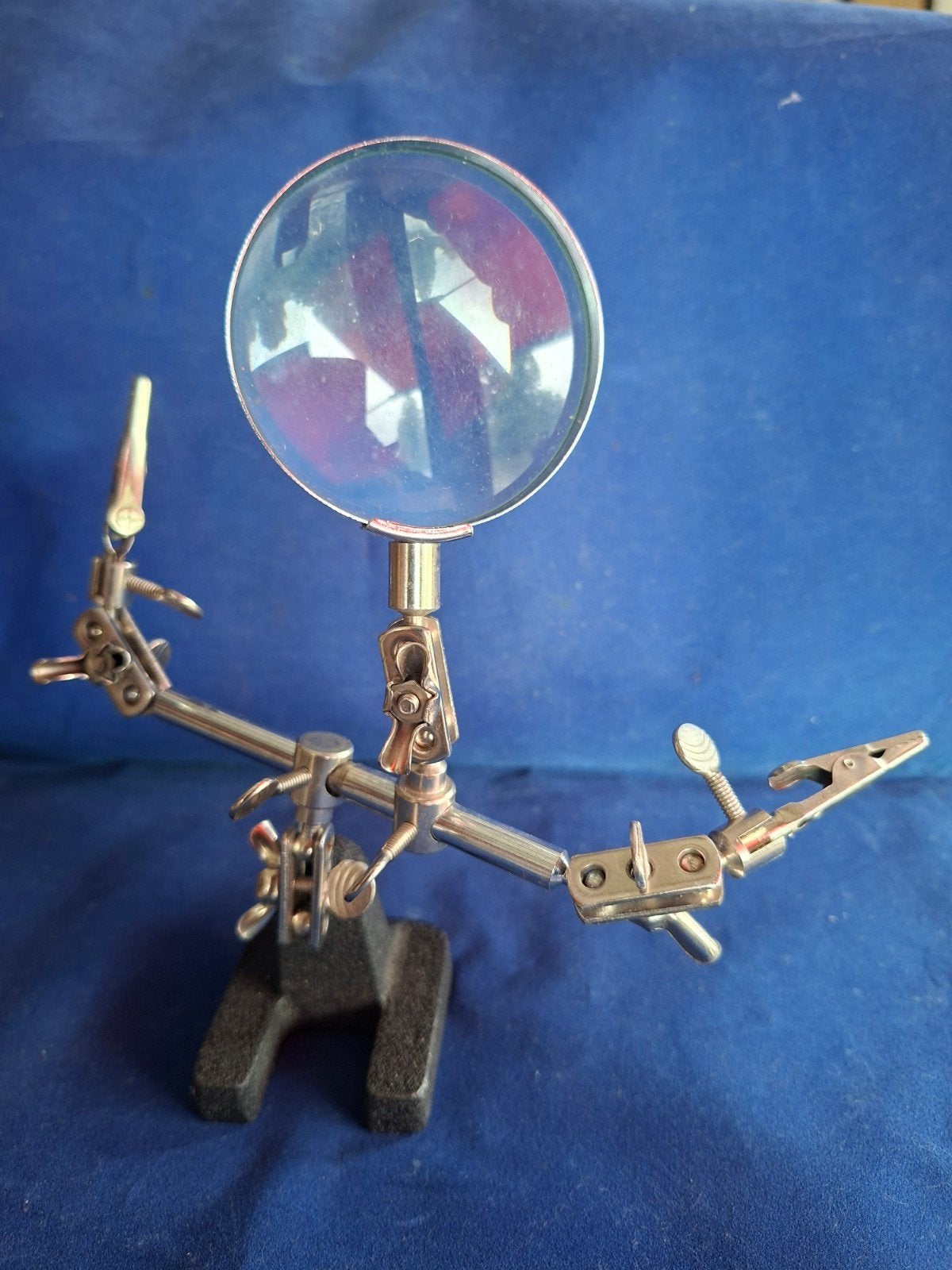 Soldeerhulp met vergrootglas en klemmen, Ophalen of Verzenden, Gebruikt, Vergrootglas of Loep