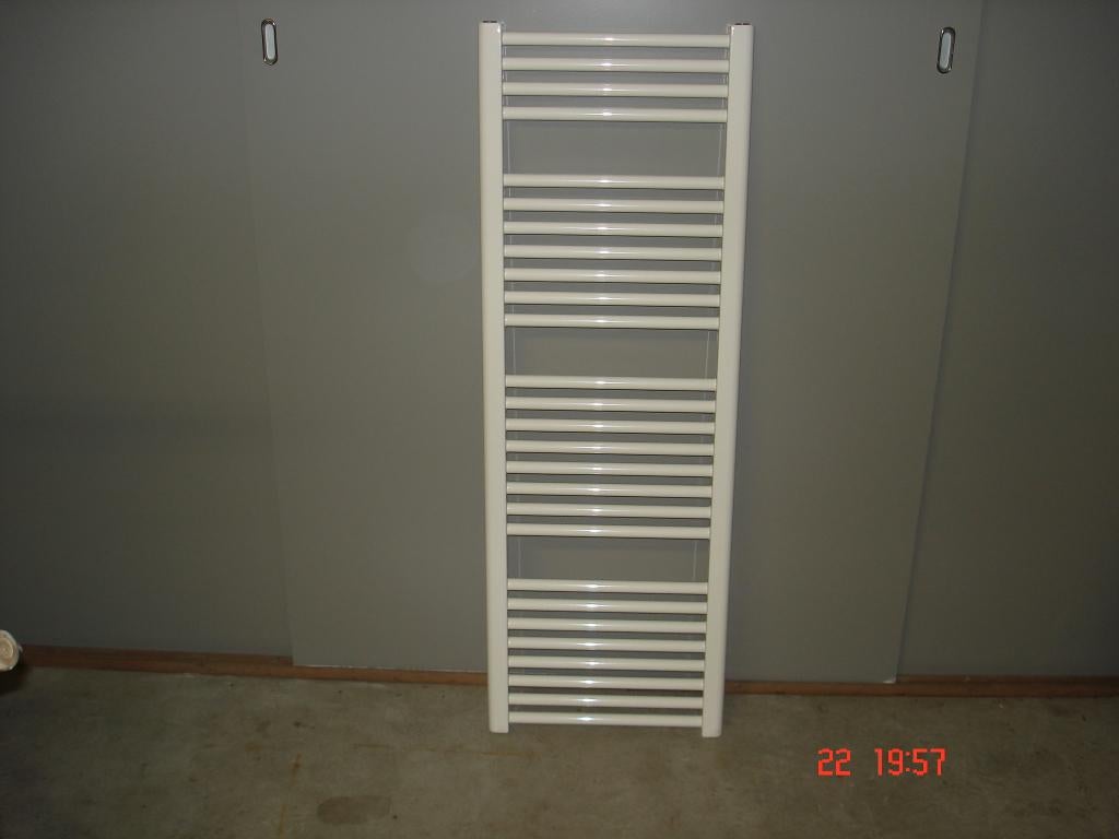 Badkamer radiator 40 cm breed x 133 cm hoog in het wit 542W, Nieuw, Ophalen of Verzenden, Wit, Metaal