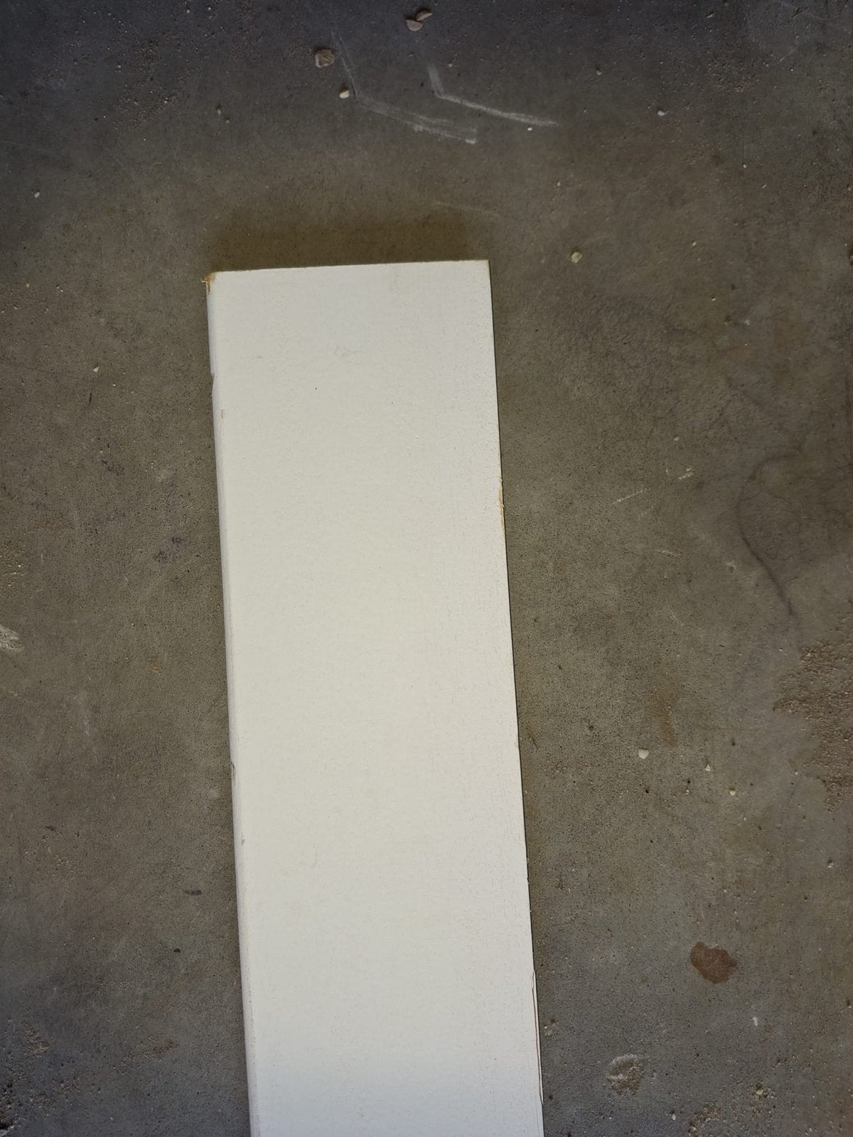 Nieuwe massief houten plinten, wit gegrond, 235m, Doe-het-zelf en Verbouw, Plinten en Afwerking, Ophalen, Overige materialen, Nieuw