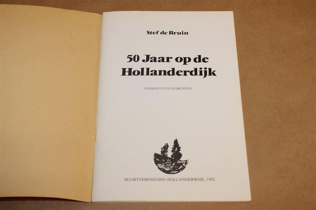 50 Jaar op de Hollanderdijk — Leeuwarden Oplage 500, Boeken, Geschiedenis | Stad en Regio, Ophalen of Verzenden, Gelezen